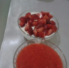 ÇİLEK SOSLU ve ÇİLEKLİ MUHALLEBİ