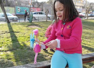 Barbie Baloncuk Perisi ile Parkta Oyun Keyfi