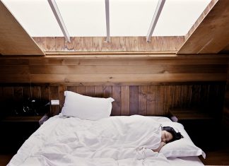 İdeal yastık nasıl olmalı uyuyan kadın, uyku problemleri, sağlıklı uyku, uyku, yatak, uyku öncesi, yatak, bed