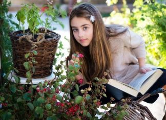 Kız çocuklarına regliyi anlatmanın yolları çiçek,kız,kitap,