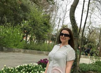 Nar çiçeği pantolon ve çizgili gömlek ile bahar kombini