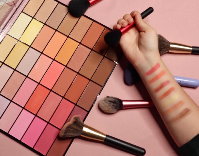 DDB7B85D-0648-45E0-B529-3E9A2F3E3A9C Allık,makeup, blush