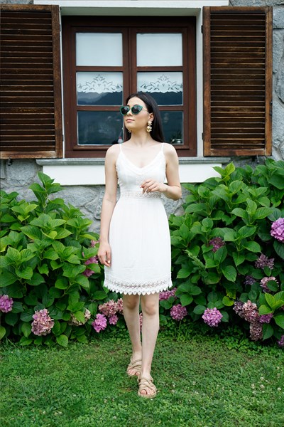 ip askılı beyaz elbise