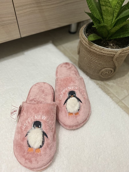 solmazlar ayakkabi pembe penguenli ev terliği