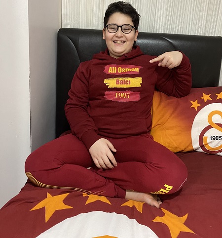 Sarı Kırmızı Baskılı İsme Özel Kapşonlu Sweatshirt